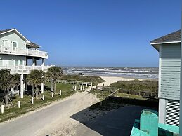 Daze In The Sun 3 Bedroom Home by RedAwning