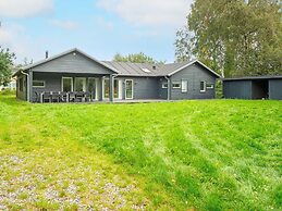 14 Person Holiday Home in Grenaa-by Traum