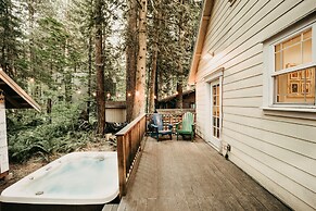 Mt Baker Lodging's Cabin #1 - A Perfect new Family Retreat With a hot 