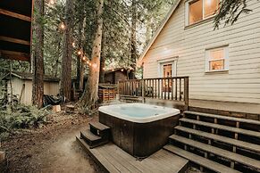 Mt Baker Lodging's Cabin #1 - With Wifi, Hot Tub, Pet Friendly