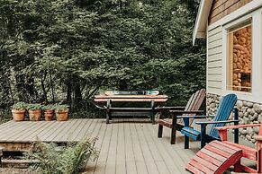 Mt Baker Lodging's Cabin #1 - With Wifi, Hot Tub, Pet Friendly