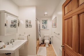 Mt Baker Lodging's Cabin #1 - With Wifi, Hot Tub, Pet Friendly