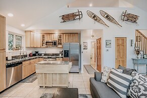 Mt Baker Lodging's Cabin #1 - With Wifi, Hot Tub, Pet Friendly