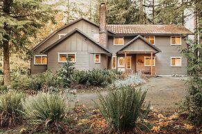 Mt Baker Lodging Cabin #3 - Very Large Cabin on Acreage!