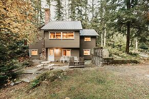 Mt Baker Lodging Cabin 3 is a Very Large Cabin on Acreage