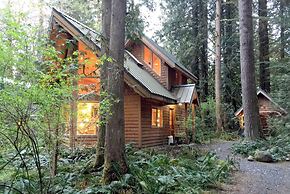 Snowline Cabin #4 - A Pet-friendly Cedar Cabin With a Private Outdoor 