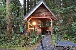 Snowline Cabin #4 - A Pet-friendly Cedar Cabin With a Private Outdoor 