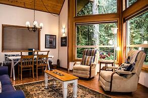 Snowline Cabin #4 - A Pet-friendly Cedar Cabin With a Private Outdoor 