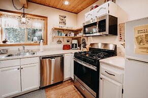 Snowline Cabin #4 - Pet-friendly Cedar Cabin With a Private Outdoor ho