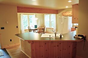 Glacier Springs Cabin #bedrooms, 2 Baths - hot Tub! Pet Friendly!