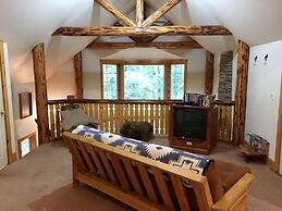 Snowline Cabin #25 A Country-style pet Friendly Cabin With a hot tub a