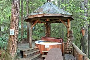 Snowline Cabin #25 A Country-style pet Friendly Cabin With a hot tub a