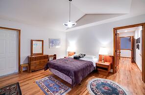 Snowline Cabin #51 - Executive Style Vacation Home That Sleeps 8!