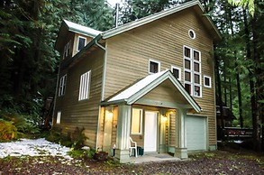 Snowline Cabin #51 - Executive Style Cabin That Sleeps 8!