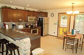 Glacier Springs Cabin 89 Cedar and Log Cabin Close to Skiing and Hikin