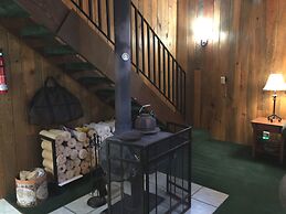 Snowline Cabin #98 A pet Friendly Cabin With a Wood Stove, hot tub and