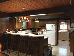 Snowline Cabin #98 A pet Friendly Cabin With a Wood Stove, hot tub and
