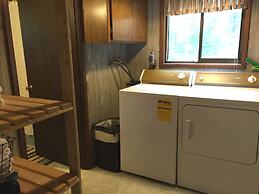 Snowline Cabin #98 A pet Friendly Cabin With a Wood Stove, hot tub and