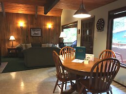 Snowline Cabin #98 A pet Friendly Cabin With a Wood Stove, hot tub and