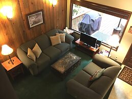 Snowline Cabin #98 A pet Friendly Cabin With a Wood Stove, hot tub and