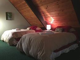 Snowline Cabin #98 A pet Friendly Cabin With a Wood Stove, hot tub and