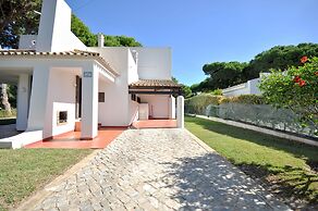 Perfect Retreat Overlooking Pinhal Golf Course, Private Pool, Off-stre