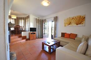 Perfect Retreat Overlooking Pinhal Golf Course, Private Pool, Off-stre