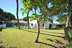Perfect Retreat Overlooking Pinhal Golf Course, Private Pool, Off-stre