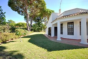 Perfect Retreat Overlooking Pinhal Golf Course, Private Pool, Off-stre