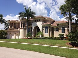 Beautiful Huge Marco Island Fl Waterfront Home- Great for Large Famili