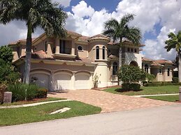Beautiful Huge Marco Island Fl Waterfront Home- Great for Large Famili