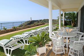 An Uninterrupted 180º Overlooking the Atlantic Ocean