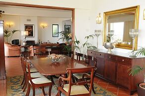 An Uninterrupted 180º Overlooking the Atlantic Ocean