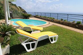 An Uninterrupted 180º Overlooking the Atlantic Ocean