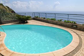 An Uninterrupted 180º Overlooking the Atlantic Ocean