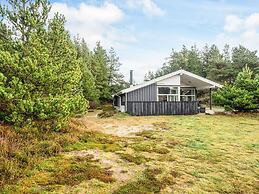 Secluded Holiday Home in Henne near Beach