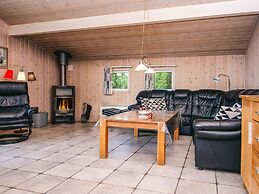 Secluded Holiday Home in Henne near Beach