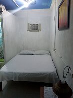 Room in Guest Room - Posada Green Sea in the Harmony Hall Hill Area of