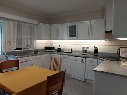 Holiday Home: 2 Minutes From the Beach and Close to Major Tourist Attr