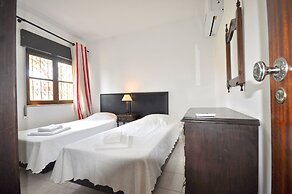 Traditional Private Pool, Walking Distance to Centre, Golf Facing