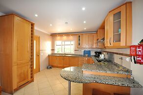 6 Bedrooms, Walking Distance to Amenities, Private Pool, Free AC and W