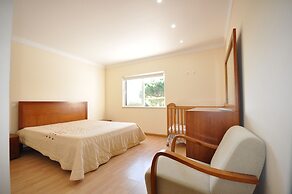 6 Bedrooms, Walking Distance to Amenities, Private Pool, Free AC and W