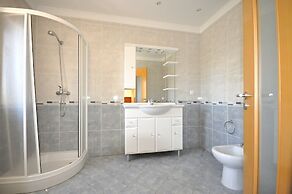 6 Bedrooms, Walking Distance to Amenities, Private Pool, Free AC and W