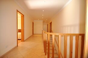 6 Bedrooms, Walking Distance to Amenities, Private Pool, Free AC and W