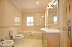 6 Bedrooms, Walking Distance to Amenities, Private Pool, Free AC and W