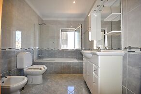 6 Bedrooms, Walking Distance to Amenities, Private Pool, Free AC and W