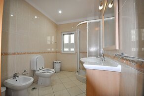 6 Bedrooms, Walking Distance to Amenities, Private Pool, Free AC and W