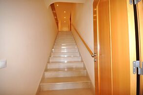 6 Bedrooms, Walking Distance to Amenities, Private Pool, Free AC and W