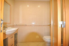 6 Bedrooms, Walking Distance to Amenities, Private Pool, Free AC and W