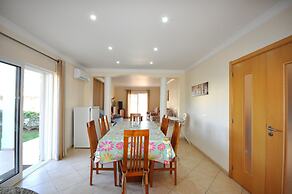 6 Bedrooms, Walking Distance to Amenities, Private Pool, Free AC and W